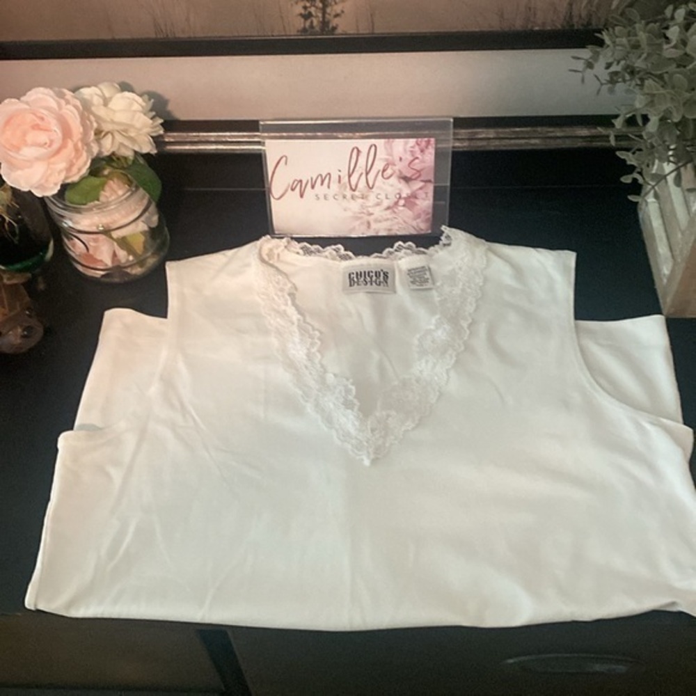 Chico's Design
Size Med (1) Sleeveless Blouse
